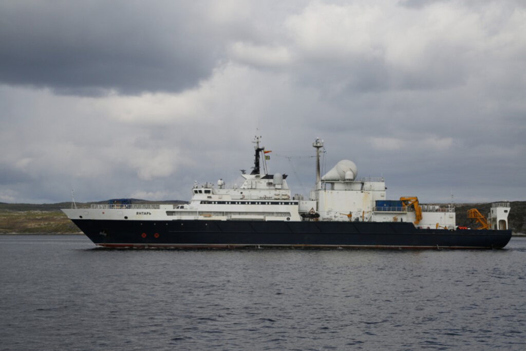 Yantar_research_vessel_04