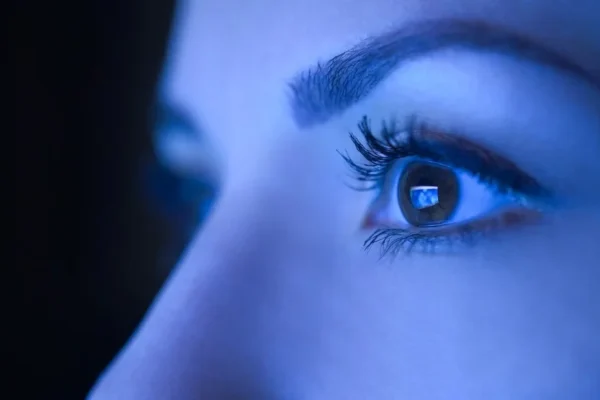 Blue light is a high-energy visible light emitted by digital screens, smartphones, and even LED lighting. Prolonged exposure to blue light can lead to digital eye strain, dry eyes, and even disrupt your sleep patterns. To protect your eyes from screens and blue light, it’s important to understand how it affects your eyes and take steps to minimize its impact.