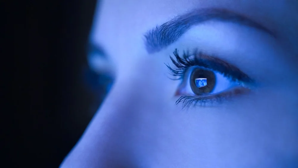 Blue light is a high-energy visible light emitted by digital screens, smartphones, and even LED lighting. Prolonged exposure to blue light can lead to digital eye strain, dry eyes, and even disrupt your sleep patterns. To protect your eyes from screens and blue light, it’s important to understand how it affects your eyes and take steps to minimize its impact.