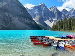 If you’re an outdoor enthusiast, Banff National Park should be at the top of your places to visit in summer 2025 list. With its turquoise lakes, towering mountains, and abundant wildlife, Banff is a paradise for hikers, photographers, and nature lovers.